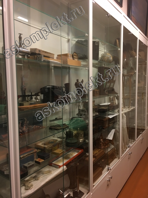 Шкафы музейные с застекленными дверцами для школьного музея