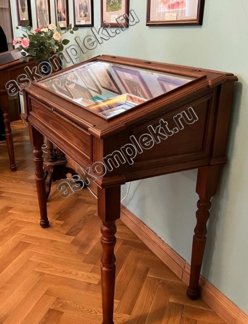 Музейные витрины из массива - общий вид